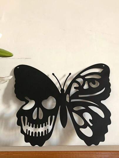 Goth 1 pieza Adorno de pared de metal con calavera y mariposa - Ornamento colgante de hierro para jardín, sala de estar, decoración del hogar gótico, suministros para fiestas espeluznantes, arte y manualidades rústicas