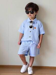 SHEIN Leap Crew 2 件套年轻男童休闲韩版风格舒适时尚简约实用百搭短袖衬衫和短裤套装，适合蜘蛛连帽衫、拉链连帽衫、儿童连帽衫、儿童服装、幼儿男孩服装、学校、返校、男童套装、男童服装、日常穿着、学校、旅行、运动、春夏