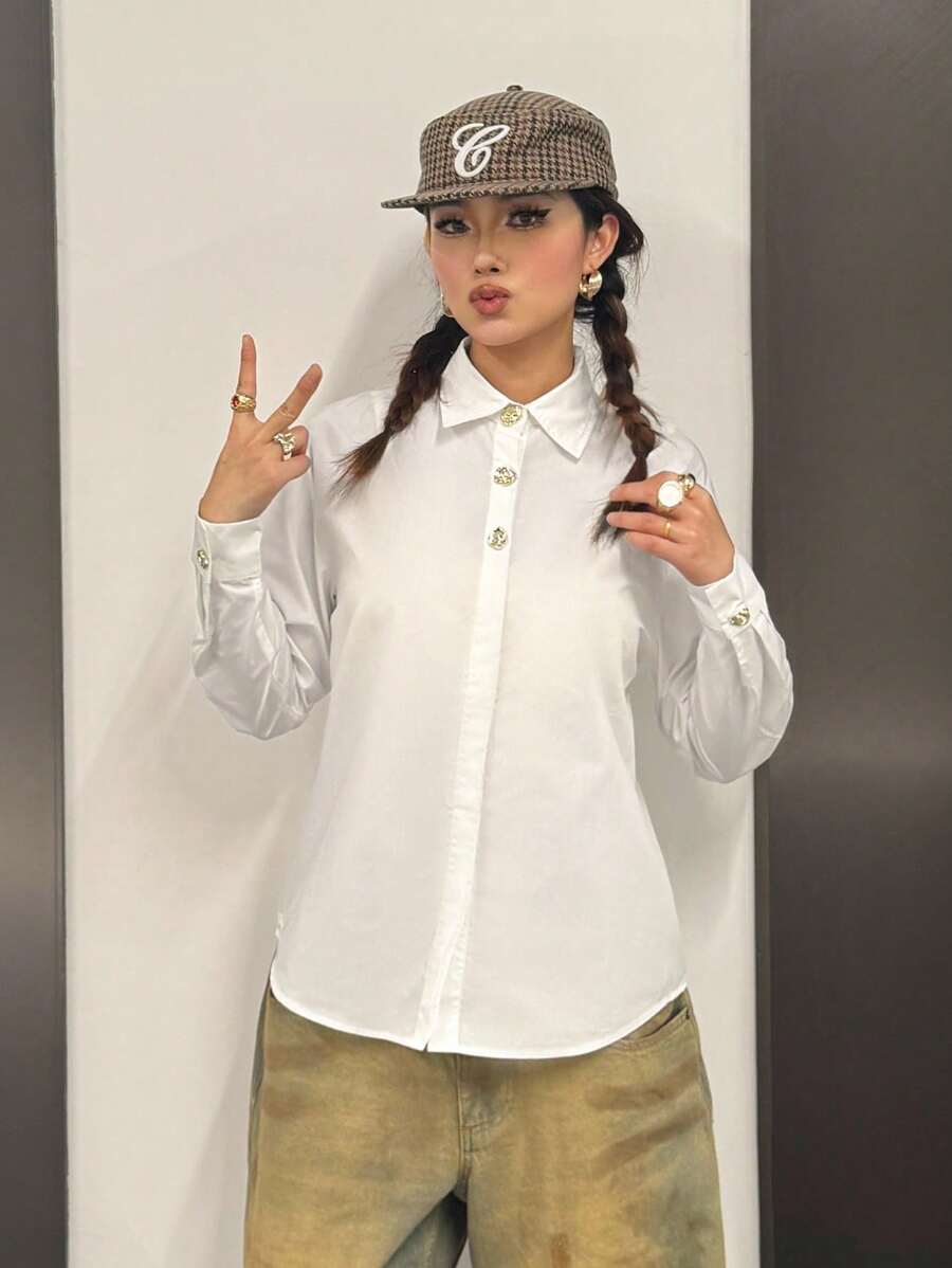 SHEIN Camisa Assimétrica com Botão de Metal e Decoração para Adolescentes, Gola Alta, Manga Longa, Estilo Casual Minimalista e Confortável - Branco - Visão 1