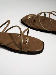 SHUZIA Strakke, hoogwaardige PU-olijfkleurige slippers met ringteen en gouden accenten voor dames – modieus en elegant van hoge kwaliteit