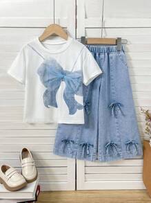 SHEIN Playful Pals Set de vară din 2 piese pentru fetițe. Recomandare stil dulce, drăguț și proaspăt! Top alb cu mânecă scurtă, decorat cu fundă 3D din organza, imprimeu fluturi pictat în cerneală. Se poate asorta cu pantaloni blugi 3/4 cu croială largă. Design cu fundă 3D cusută manual, croială lejeră și confortabilă. Purtare zilnică în campus, întâlniri cu prietenii, ședințe foto în vacanță. Cea mai bună alegere la modă pentru vară!