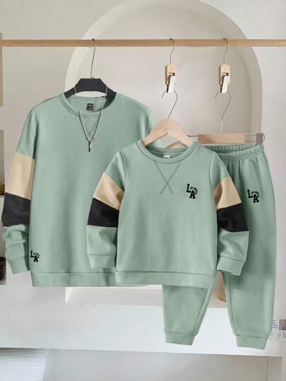 SHEIN 2 件套年轻男孩休闲舒适圆领拼接长袖连帽衫和裤子套装，适合通勤、学校、休闲、学院、儿童服装、年轻男孩服装、返校、生日派对、婚礼、洗礼、秋冬、羊毛、加厚