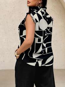 SHEIN CURVE+ Blusa sin mangas con cuello y puños con volantes decorados, de tela con estampado en blanco y negro, para mujer de talla grande, adecuada para principios de primavera, primavera y verano, selva tropical, fiesta en la playa, vacaciones en la , fiesta junto a la fogata, fresca y ligera, ajuste ceñido, cómoda de llevar, fácil de combinar y estiliza la figura. - Blanco y Negro - Ver 2