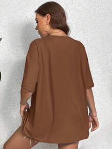 SHEIN Essnce 加大码刺绣字母图案落肩T恤，女童/假日女装 - 棕色 - 查看 2