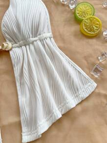 Conjunto de vacaciones para mujer Soleia - Top corto sin espalda con volantes, escote en V, decoración metálica y tela blanca con textura ondulada, y pantalones cortos ajustados, para vacaciones, citas, té de la tarde, fiestas, playa, cruceros, resorts de isla, viajes por carretera, festivales de música, estilo bohemio - Blanco - Ver 4