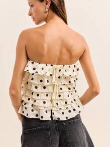 Nöista 这款露肩上衣采用白色面料制成，带有多层褶边和黑色圆点，营造出俏皮的复古氛围，非常适合秋冬季节的 Y2K 风格街头服饰。 - 杏色 - 查看 2