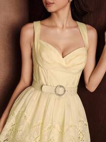 SHEIN Unity 淡黄色女士性感优雅低胸褶皱设计宽肩带腰带设计鱼骨腰镂空刺绣A字短款连衣裙婚礼宾客礼服仙女裙露肩 - 黃色 - 查看 1