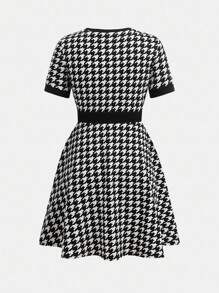 SHEIN 少女街头时尚复古学院风优雅修身黑白千鸟格拼接针织弹力收腰荷叶边下摆短袖A字纽扣迷你连衣裙 - 黑與白 - 查看 3