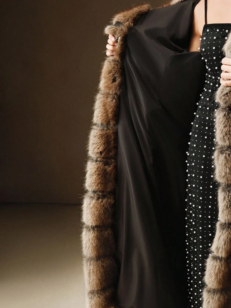 Abrigo largo con capucha de piel sintética de mujer de moda