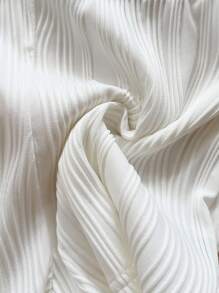 Conjunto de vacaciones para mujer Soleia - Top corto sin espalda con volantes, escote en V, decoración metálica y tela blanca con textura ondulada, y pantalones cortos ajustados, para vacaciones, citas, té de la tarde, fiestas, playa, cruceros, resorts de isla, viajes por carretera, festivales de música, estilo bohemio - Blanco - Ver 7