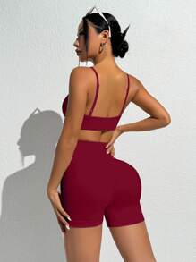 SHEIN Sports 女款無縫酒紅色瑜伽運動套裝，夏季性感健身兩件式短褲套裝，純色細肩帶運動內衣與運動單車短褲套裝 - 酒紅色 - 查看 2