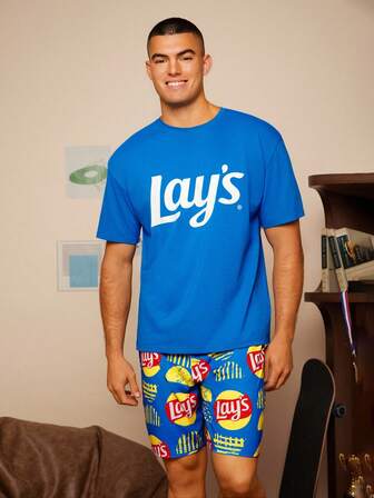 Lay's X SHEIN メンズ サマー レター プリント 半袖Tシャツ&オールオーバー プリント ドローストリング ウエスト ショーツ パジャマセット
