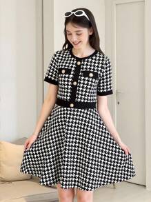 SHEIN 少女街头时尚复古学院风优雅修身黑白千鸟格拼接针织弹力收腰荷叶边下摆短袖A字纽扣迷你连衣裙 - 黑與白 - 查看 7