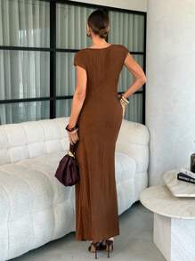 Lavishia 摩卡棕色金属针织提花面料圆领短袖金属纽扣装饰女士长款修身连衣裙，时尚适合日常外出和社交媒体影响者