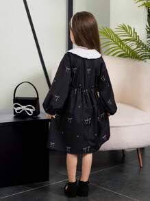 年轻女孩拼色蝴蝶结装饰连衣裙