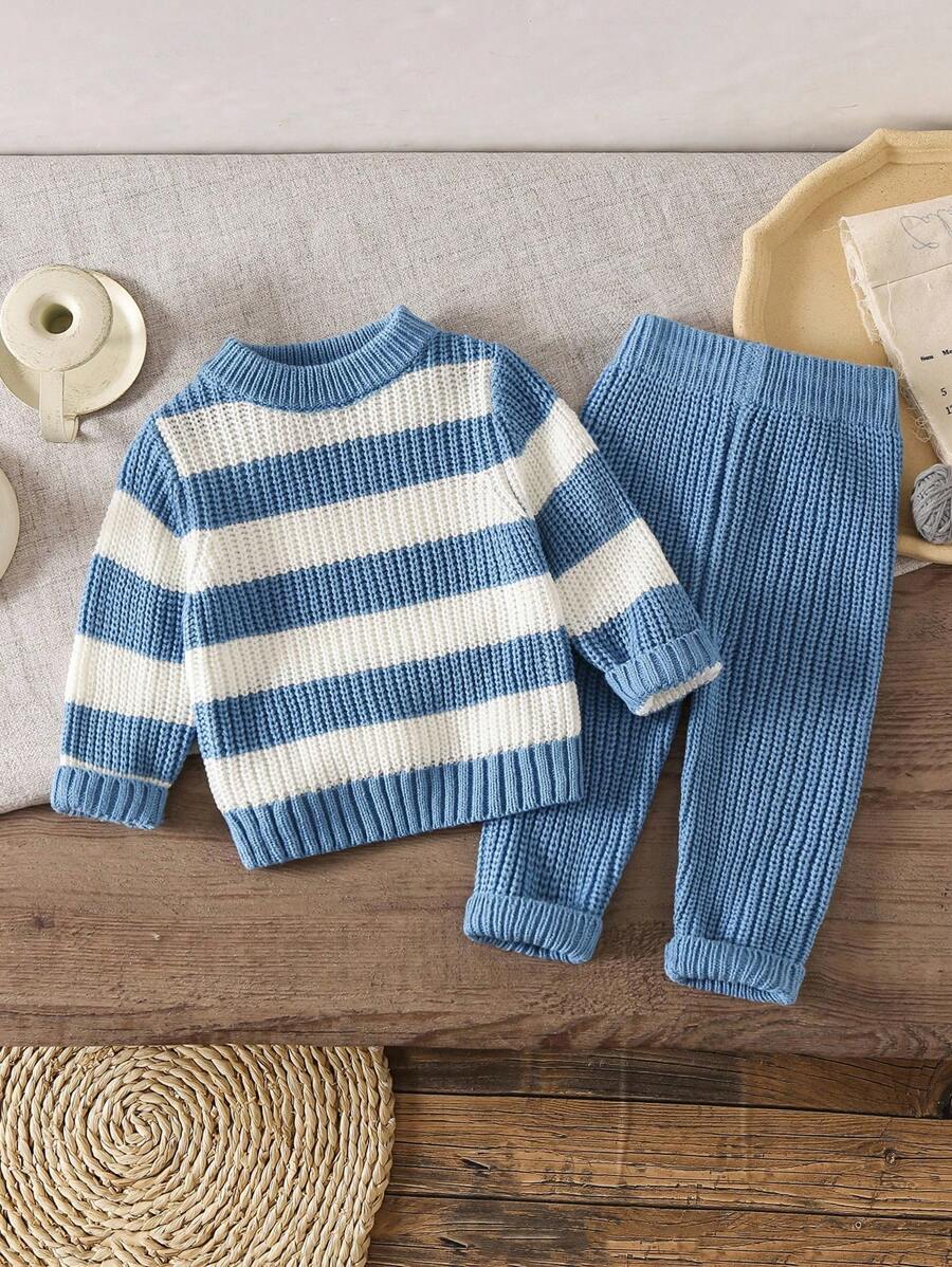 SHEIN Vintaside Kids 男婴条纹圆领长袖毛衣和针织裤休闲套装；男婴毛衣套装；男婴蓝色针织套装；蓝白条纹婴儿毛衣；男婴针织两件套；男婴针织裤；男婴针织两件套；男婴针织裤；男婴柔软条纹长袖毛衣和裤子套装，日常保暖舒适；男婴蓝白条纹长袖毛衣套装，冬季舒适；男婴蓝白条纹长袖毛衣针织套装，秋季穿着。