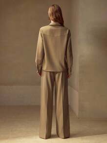 MOTF PREMIUM 花卉刺绣纽扣上衣和压褶长裤 - 卡其色 - 查看 4