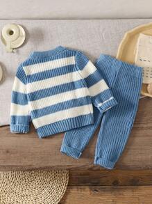 SHEIN Vintaside Kids 男婴条纹圆领长袖毛衣和针织裤休闲套装；男婴毛衣套装；男婴蓝色针织套装；蓝白条纹婴儿毛衣；男婴针织两件套；男婴针织裤；男婴针织两件套；男婴针织裤；男婴柔软条纹长袖毛衣和裤子套装，日常保暖舒适；男婴蓝白条纹长袖毛衣套装，冬季舒适；男婴蓝白条纹长袖毛衣针织套装，秋季穿着。