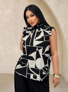 SHEIN CURVE+ Blusa sin mangas con cuello y puños con volantes decorados, de tela con estampado en blanco y negro, para mujer de talla grande, adecuada para principios de primavera, primavera y verano, selva tropical, fiesta en la playa, vacaciones en la , fiesta junto a la fogata, fresca y ligera, ajuste ceñido, cómoda de llevar, fácil de combinar y estiliza la figura. - Blanco y Negro - Ver 4