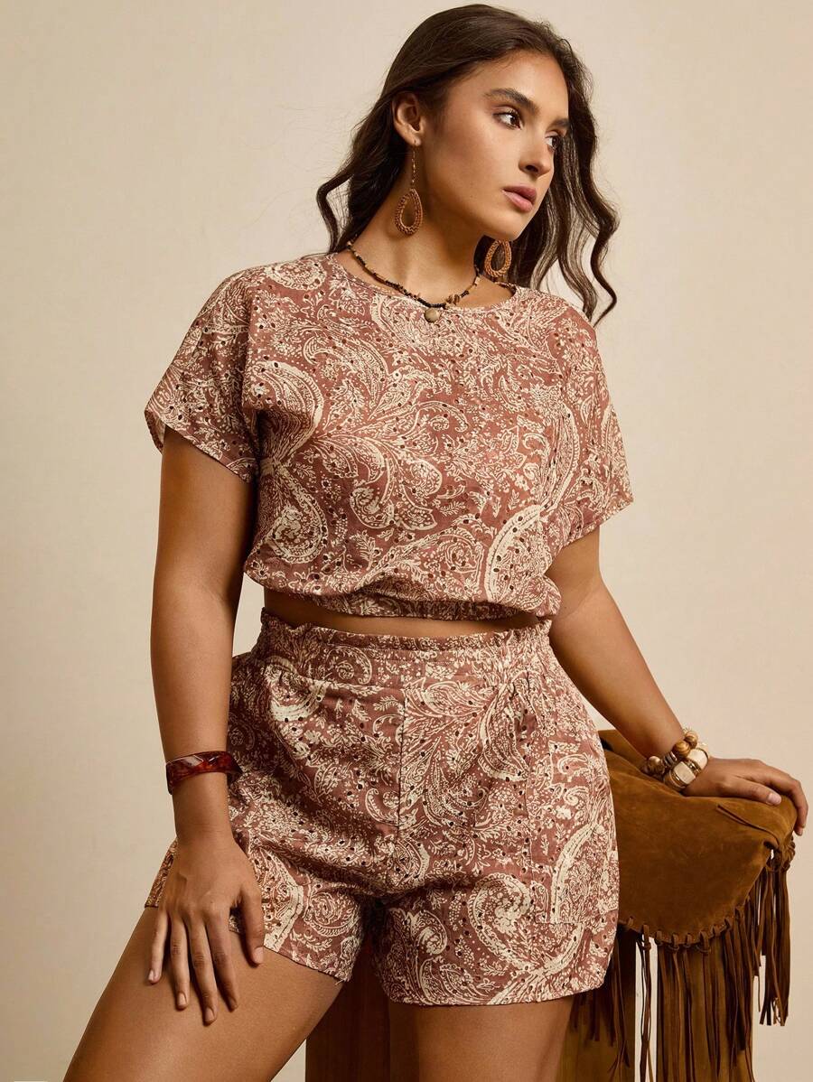 SHEIN LUNE 大码女式夏季度假风格 Schiffy 全印花蝙蝠袖短款上衣和纸袋腰宽松短裤两件套 波西米亚风两件套 棕色两件套 女式两件套 夏季佩斯利两件套 度假装 女式 2 件套 - 彩色 - 查看 1