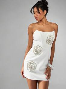 MISSGUIDED Vestido mini bandeau con adorno de rosa de cristal, sin tirantes, ajustado, para fiesta, con tirantes transparentes, para invitada de boda, recepción, luna de miel y ocasiones especiales - Blanco - Ver 1