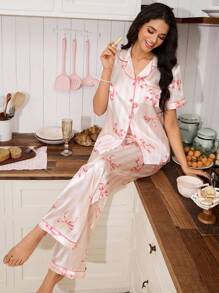 SweetSlumber Set de pijama para mujeres con 2 piezas: Top de manga corta con estampado de lazo y rayas satinado y pantalones