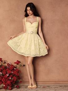 SHEIN Unity 淡黄色女士性感优雅低胸褶皱设计宽肩带腰带设计鱼骨腰镂空刺绣A字短款连衣裙婚礼宾客礼服仙女裙露肩 - 黃色 - 查看 3