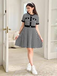 SHEIN 少女街头时尚复古学院风优雅修身黑白千鸟格拼接针织弹力收腰荷叶边下摆短袖A字纽扣迷你连衣裙 - 黑與白 - 查看 6