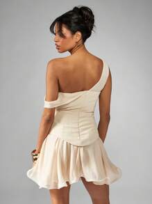 MISSGUIDED 优雅单肩迷你连衣裙，饰有束腰细节和荷叶边层叠裙摆，适合婚礼宾客招待会、特殊场合、春夏晚宴派对等女性化装扮。 - 杏色 - 查看 2