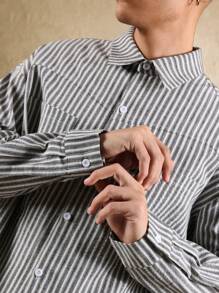 SUMWON Áo sơ mi công sở tay dài cài nút họa tiết sọc dọc thường ngày dáng ngắn thiết kế tối giản hiện đại túi tiện dụng trang phục công sở cổ điển kinh doanh hàng ngày - Đen và trắng - Xem 6