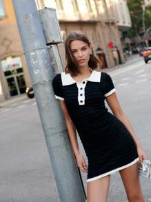 Nöista 这款修身黑色针织连衣裙采用水平罗纹设计，搭配对比鲜明的白色彼得潘领、短袖和纽扣门襟，完美诠释了 Y2K 复古街头服饰的秋冬女装风格。 - 黑色 - 查看 3