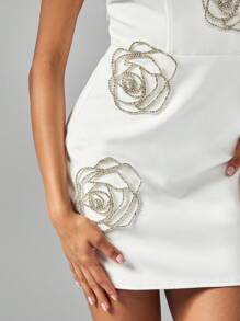 MISSGUIDED Vestido mini bandeau con adorno de rosa de cristal, sin tirantes, ajustado, para fiesta, con tirantes transparentes, para invitada de boda, recepción, luna de miel y ocasiones especiales - Blanco - Ver 5