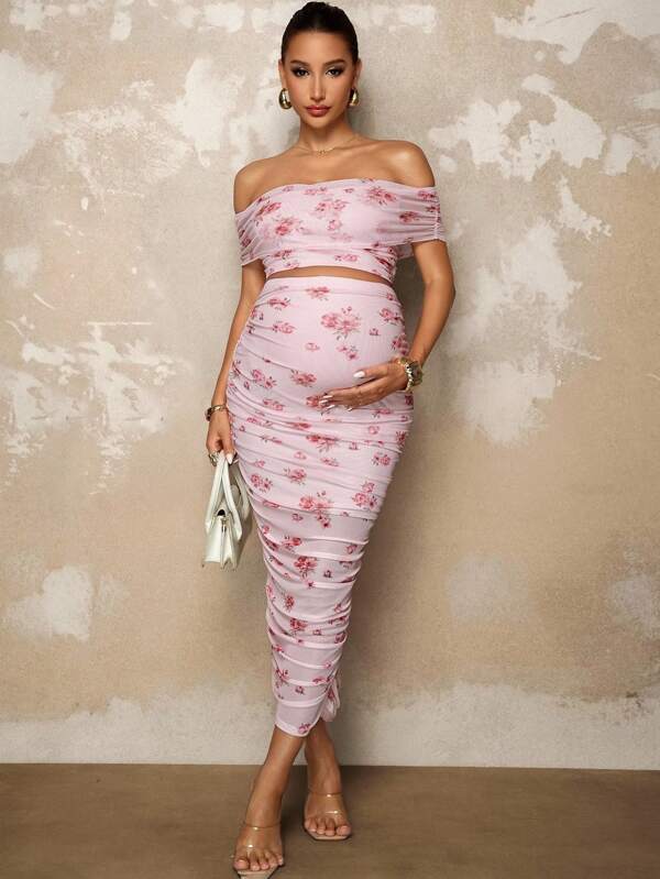 MaterniChic Conjunto de 2 piezas de verano para maternidad, con top corto de hombros descubiertos con estampado floral elegante y falda acanalada que estiliza la figura