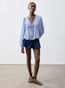 Maija 女式蓝色夏季 V 领蝴蝶结前褶边下摆灯笼袖宽松休闲短上衣，时尚可爱夏威夷海滩风格 - 淺藍色 - 查看 5