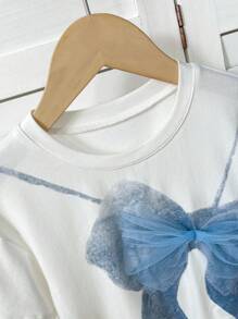 SHEIN Playful Pals Set de vară din 2 piese pentru fetițe. Recomandare stil dulce, drăguț și proaspăt! Top alb cu mânecă scurtă, decorat cu fundă 3D din organza, imprimeu fluturi pictat în cerneală. Se poate asorta cu pantaloni blugi 3/4 cu croială largă. Design cu fundă 3D cusută manual, croială lejeră și confortabilă. Purtare zilnică în campus, întâlniri cu prietenii, ședințe foto în vacanță. Cea mai bună alegere la modă pentru vară!
