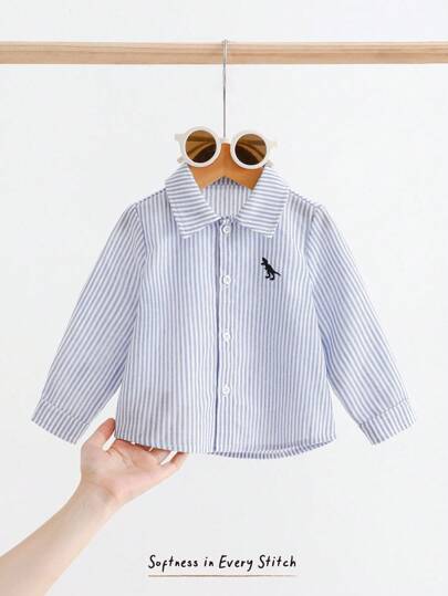 Cozy Pixies Camisa de manga larga con botones, cuello a rayas y bordado de dinosaurio para niño pequeño estilo caballero, de fácil comodidad, capas de otoño para niños, ropa gráfica casual para niños, de vuelta a la escuela, ropa de otoño