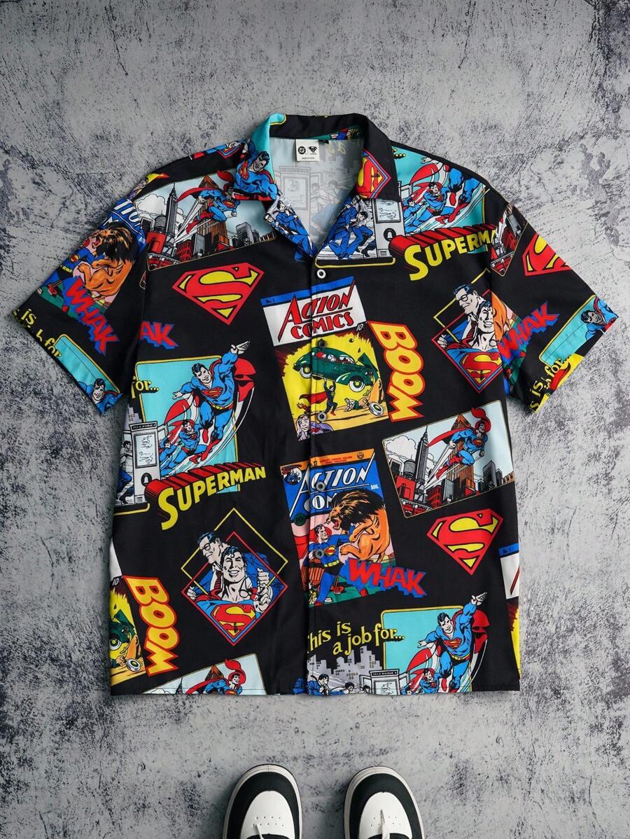 SUPERMAN X SHEIN Camisa de manga corta con botones en la parte delantera, con estampado de letras y dibujos animados para hombres