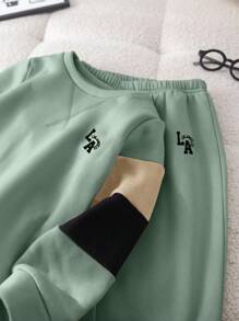 SHEIN 2 件套年轻男孩休闲舒适圆领拼接长袖连帽衫和裤子套装，适合通勤、学校、休闲、学院、儿童服装、年轻男孩服装、返校、生日派对、婚礼、洗礼、秋冬、羊毛、加厚 - 彩色 - 查看 3