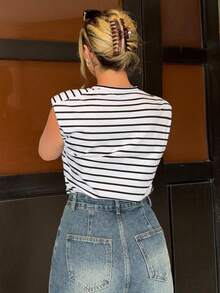 Jeta Ari 條紋圓領加肩墊短袖t恤,適合夏季休閒場合 - 黑與白 - 查看 2