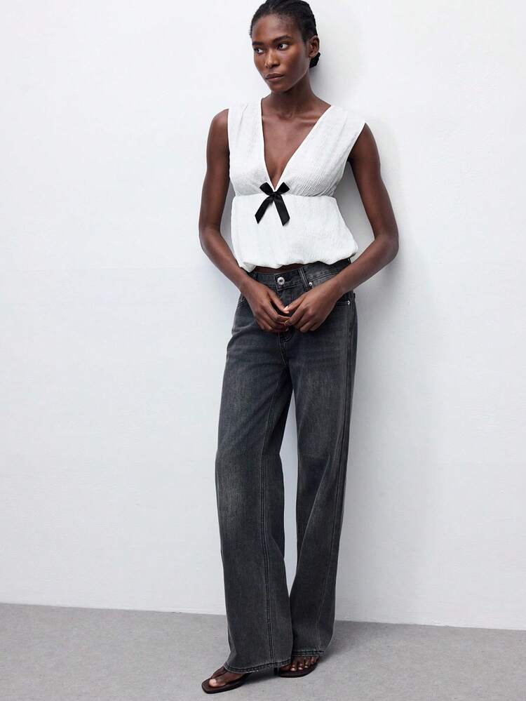 SHEIN Maija 여성을 위한 화이트 보우 장식 V넥 민소매 플리츠 탑, 우아하고 편안하며 미니멀하고 다재다능하며 슬리밍 효과가 있으며 가을, 할로윈에 적합합니다