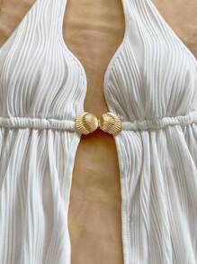 Conjunto de vacaciones para mujer Soleia - Top corto sin espalda con volantes, escote en V, decoración metálica y tela blanca con textura ondulada, y pantalones cortos ajustados, para vacaciones, citas, té de la tarde, fiestas, playa, cruceros, resorts de isla, viajes por carretera, festivales de música, estilo bohemio - Blanco - Ver 6