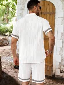 Manfinity Homme 大码男士夏季度假纽扣前拼接织带短袖衬衫和短裤套装 - 白色 - 查看 3