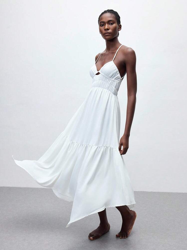 SHEIN Maija Robe blanche d'été 2025 avec taille élastiquée, volants asymétriques et nœud papillon. Moderne, élégante et décontractée, idéale pour les invités de mariage, les déplacements, le port quotidien, l'aéroport, la plage, les concerts, les fêtes, la campagne et le style de rue Y2K.