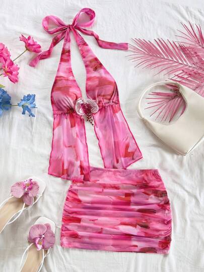 SHEIN x Eduarda Gutierrez Soleia Conjunto de chaleco con flores 3D decorativas y mini falda fruncida de estilo bohemio con estampado floral de tie-dye y tejido de malla para mujer. Adecuado para fiesta, cita, té de la tarde, playa, carnaval, atuendo de verano. Se puede usar tanto por dentro como por fuera.