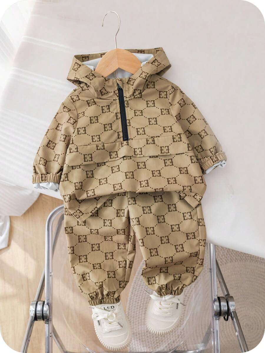 SHEIN 2 件套休闲复古学院风棕色字母图案印花立领连帽夹克和松紧腰裤套装,适合男婴/女婴,春秋季流行款式 - 棕色 - 查看 1