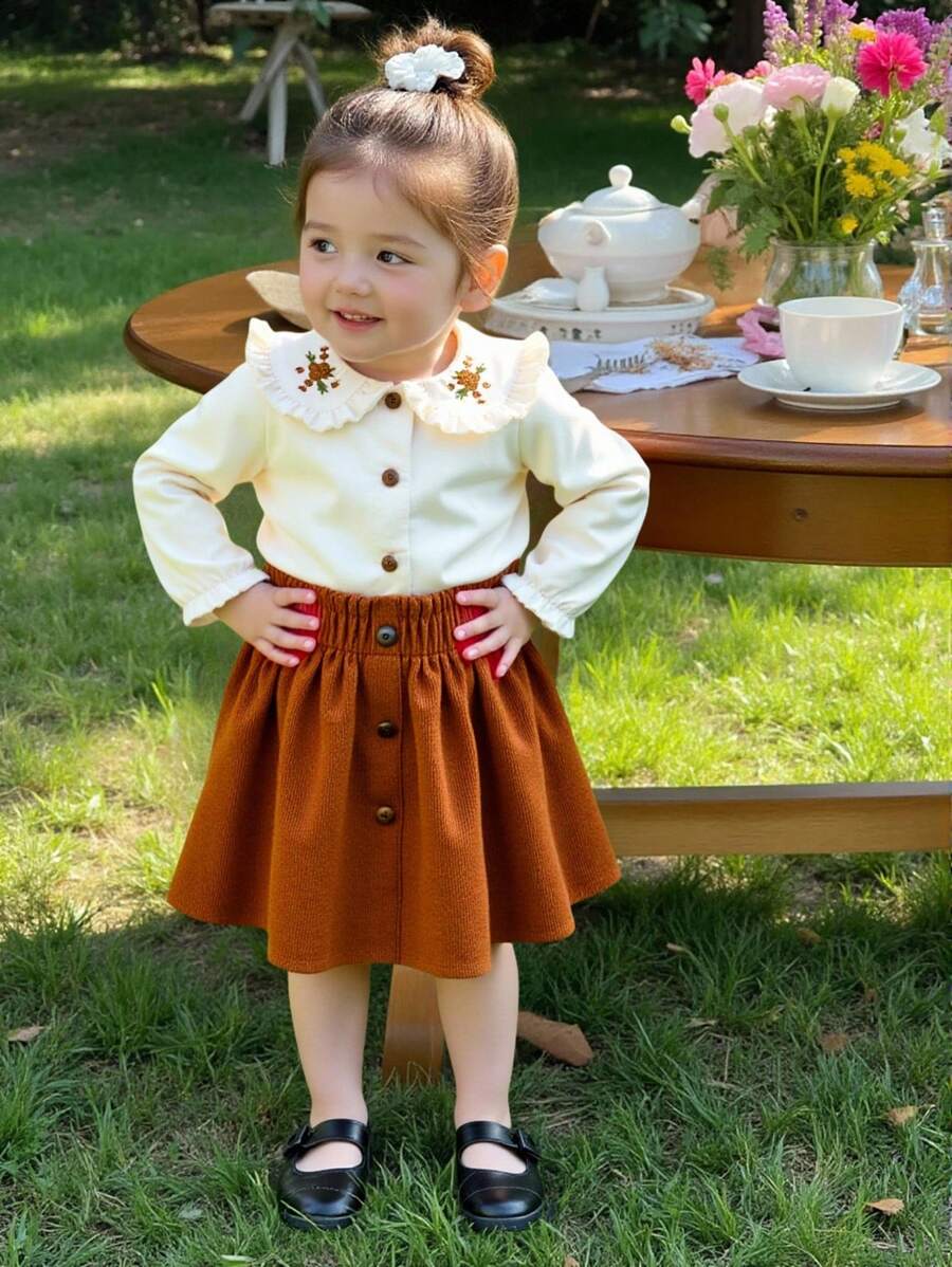 SHEIN Conjunto de 2 piezas de niña bebé con estilo vintage: Cárdigan de manga larga con cuello Peter Pan y volantes bordados, y falda de pana, para otoño/invierno - Multicolor - Ver 1