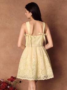 SHEIN Unity 淡黄色女士性感优雅低胸褶皱设计宽肩带腰带设计鱼骨腰镂空刺绣A字短款连衣裙婚礼宾客礼服仙女裙露肩 - 黃色 - 查看 2