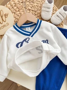 男婴两件套：保暖内衬V领插肩袖卫衣，字母印花，搭配抽绳裤脚长裤，休闲运动套装，适合户外活动，秋冬季保暖穿着。