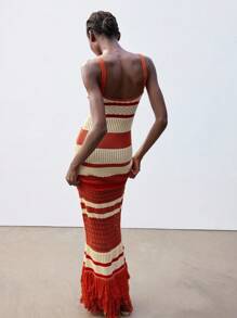 Maija Vestido de diseño de patchwork y flecos en rojo y albaricoque, ajuste ajustado, estilo bohemio para vacaciones y playa, diseño único y de moda, ropa de mujer para primavera/verano, atuendo de playa estilo boho chic, look estilo occidental para el festival de música Coachella