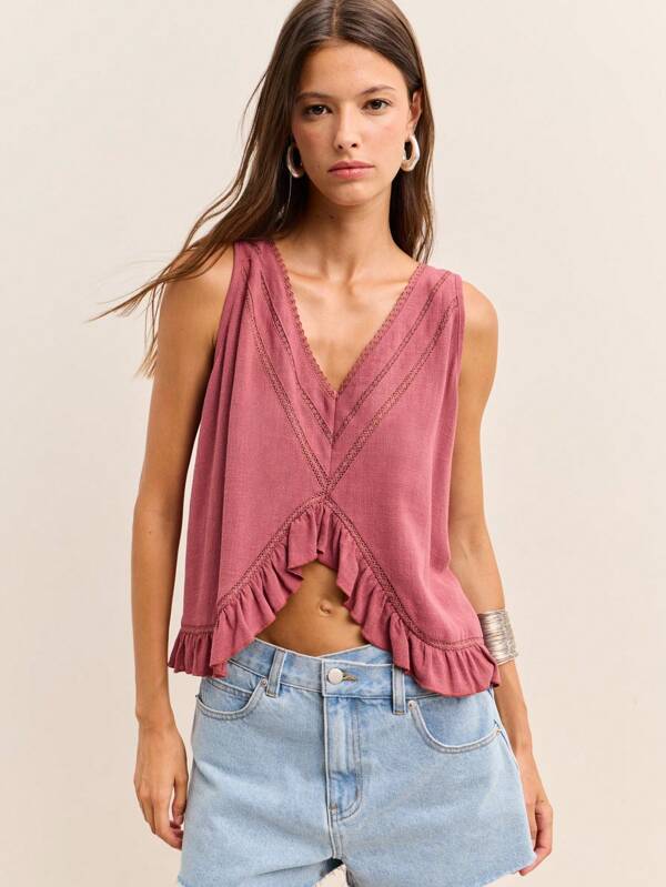 Nöista Flattering V-Neck Ruffle Top In Breathable Texture. Ideal For Summer Outfits, Cowgirl Looks, Or São João Celebrations.